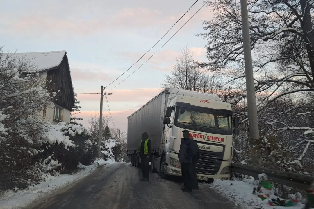 Pławna: Ciężarówka uderzyła w barierki