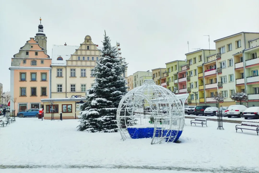 Antycypacja świątecznej magii: Bombka już zdobi Dolny Rynek