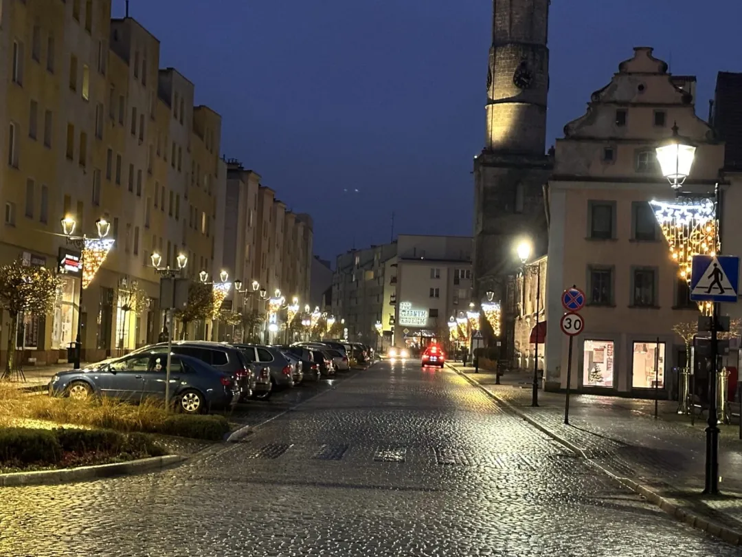 Świąteczne iluminacje pojawiły się na latarniach miejskich w Lwówku Śląskim