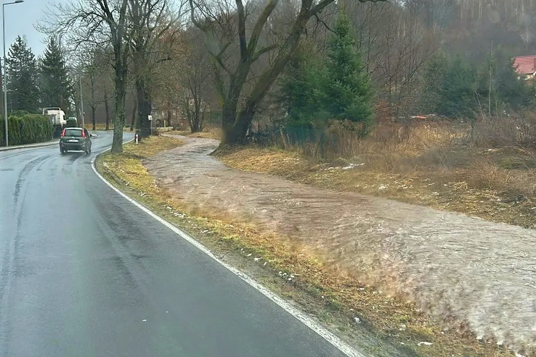 Ostrzeżenie przed roztopami, wzrost stanu wody w rzekach i pierwsze zalania