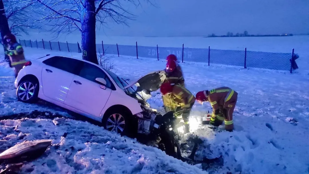 Ciężarówka zderzyła się z osobówką na DW364
