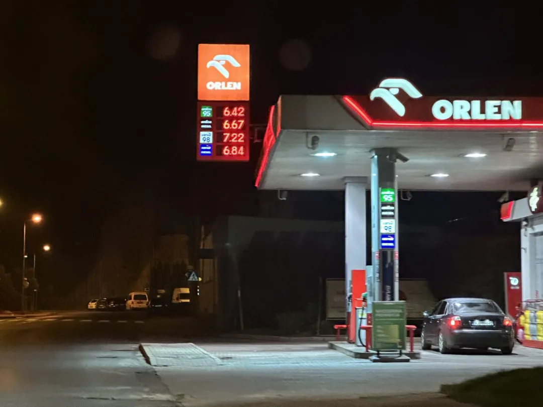 Nawet 58 gr różnicy na litrze. Dlaczego mieszkańcy Jeleniej Góry płacą mniej za paliwo?