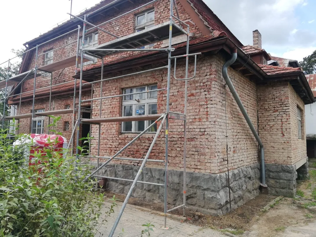 Gmina Wleń pomoże repatriantom z Kazachstanu. W byłym przedszkolu trwa remont