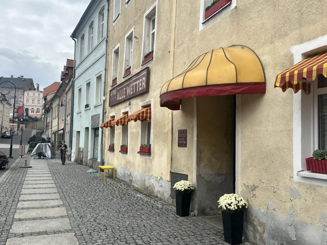 Ekipa filmowa ożywia Lubomierz: Miasteczko stało się niemieckim planem filmowym