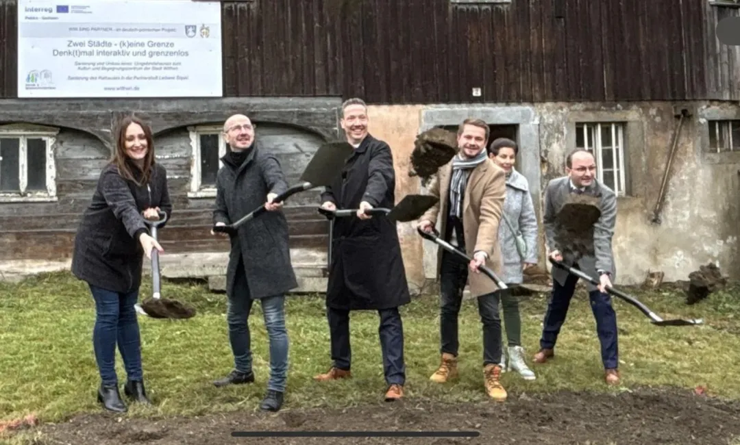 Wmurowanie kamienia węgielnego pod dom szachulcowy – współpraca Lwówka z Wilthen