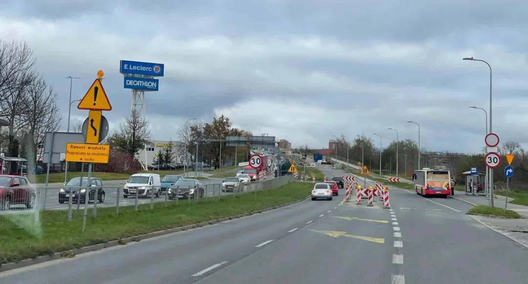 Remont wiaduktu na al. Jana Pawła II w Jeleniej. Wielu kierowców ma problem z jazdą na suwak