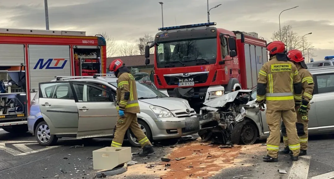 Czołowe zderzenie w Jeleniej Górze – trzy osoby poszkodowane