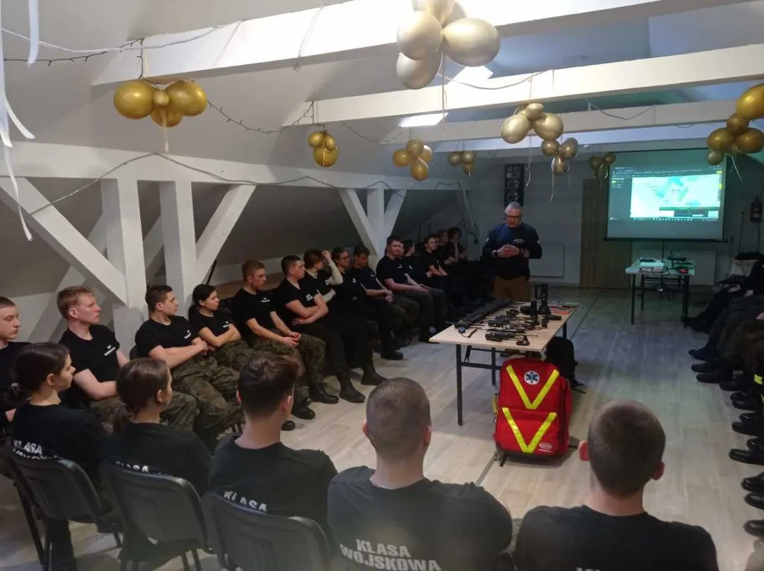 Policjanci ze Lwówka Śląskiego na zimowym obozie klas mundurowych