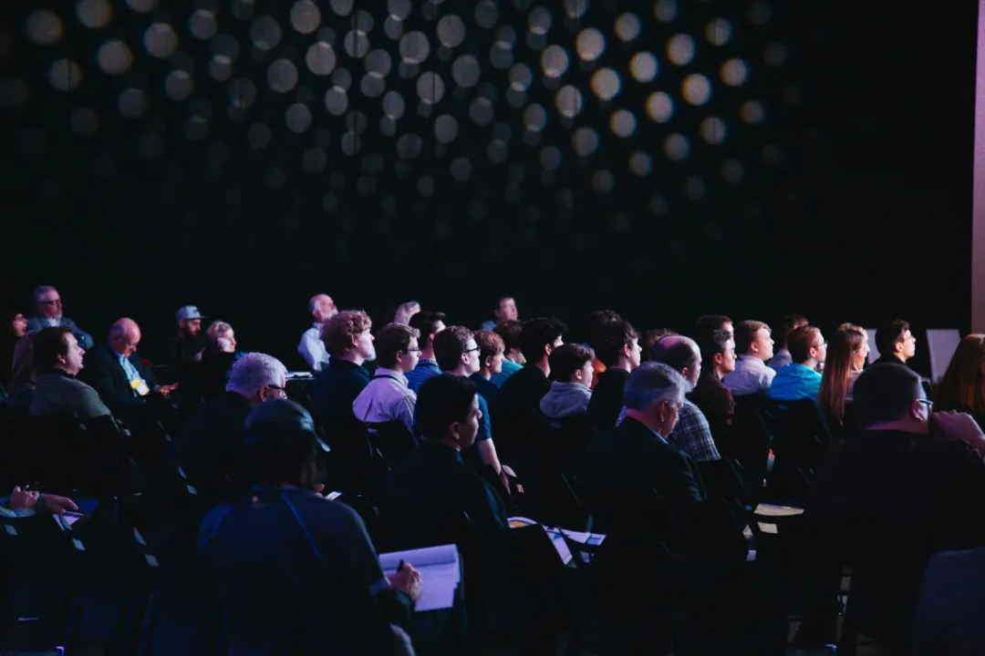 Organizacja eventu od A do Z – jak wybrać firmę eventową, która zajmie się wszystkim?
