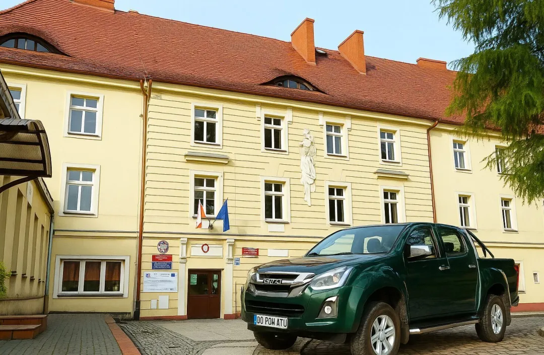 Zielony samochód zamiast schronów? Radni pytają o priorytety powiatu