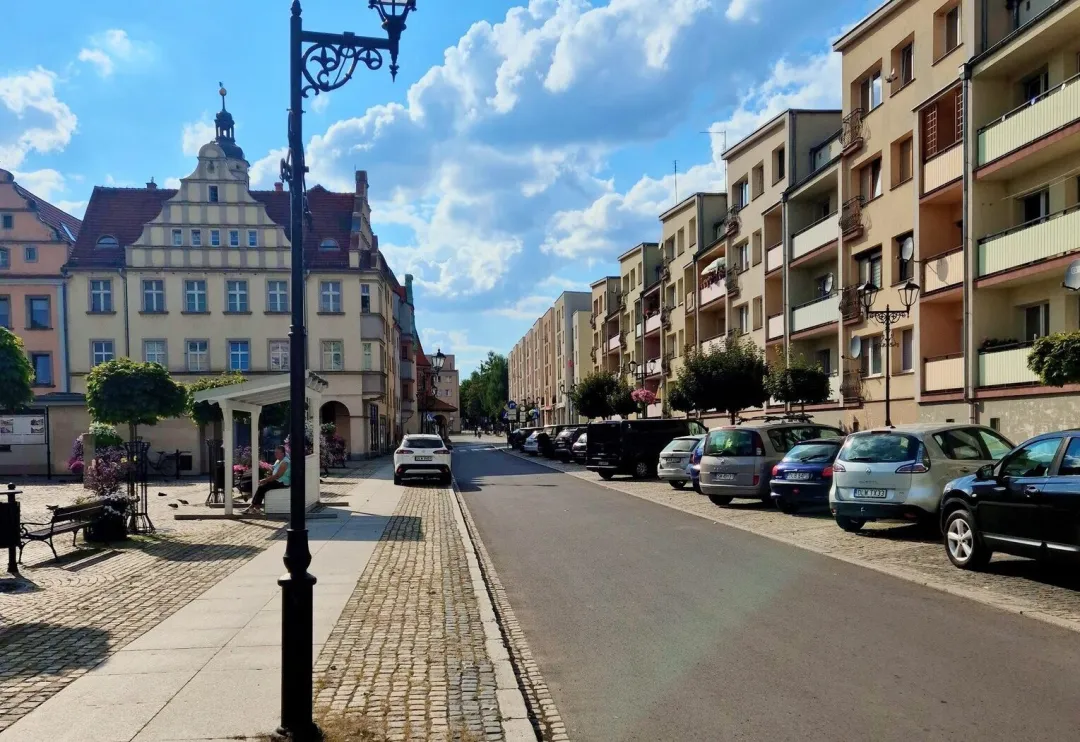 Nowe miejsca parkingowe na dolnym rynku w Lwówku. Co sądzicie?
