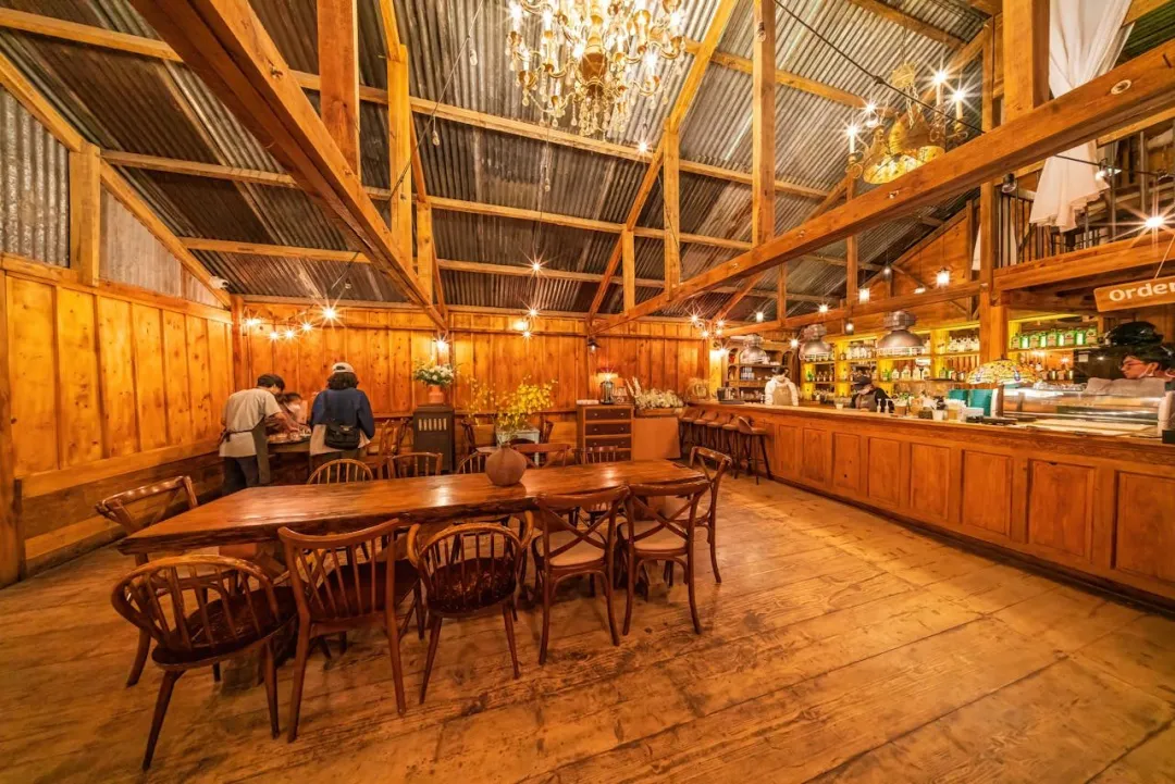 Trendy 2025: jakie stoły królują w nowoczesnych restauracjach?