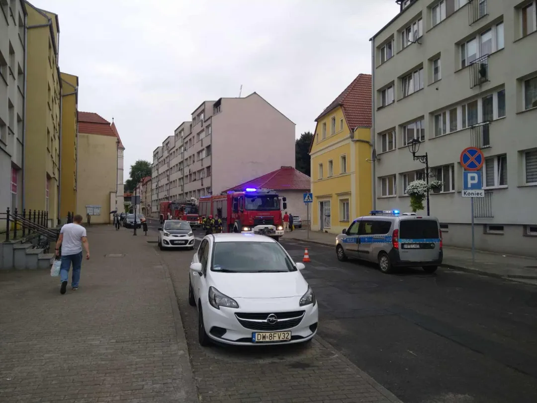 Pożar mieszkania w Lwówku Śląskim. Szybka akcja strażaków zapobiegła tragedii