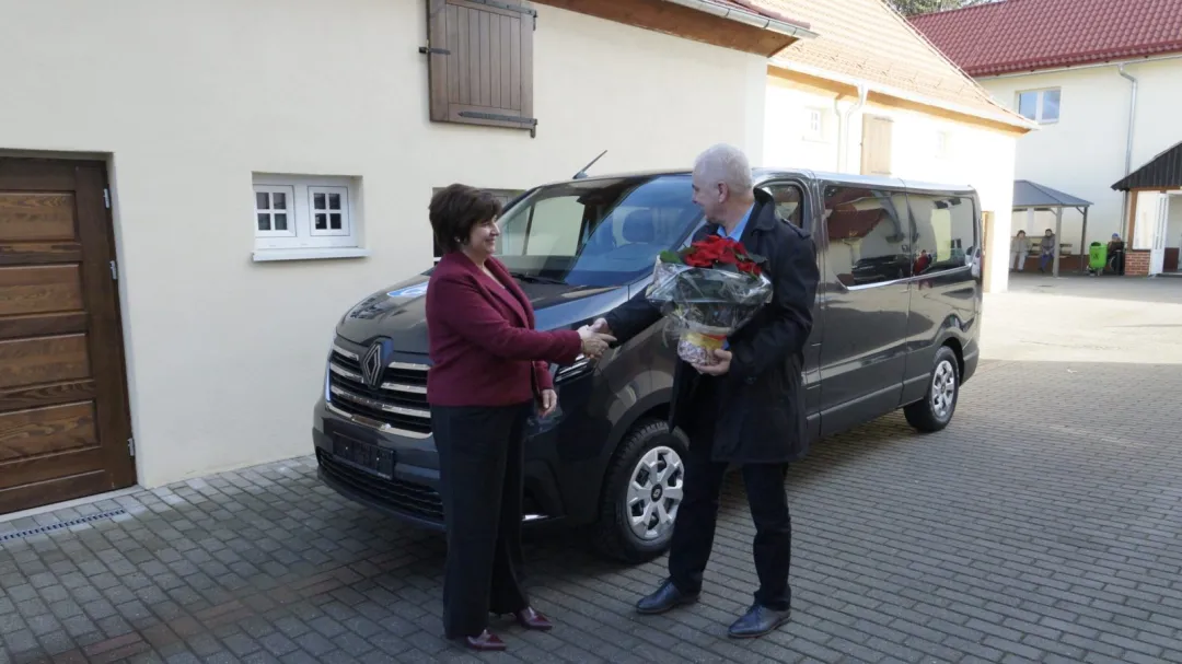 Powiat Lwówecki przekazał nowy samochód dla DPS w Mirsku