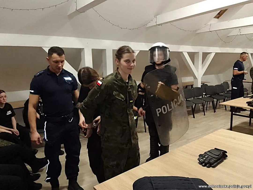 Uczniowie klas mundurowych z powiatu lwóweckiego na obozie szkoleniowym - spotkanie z kłodzkimi policjantami