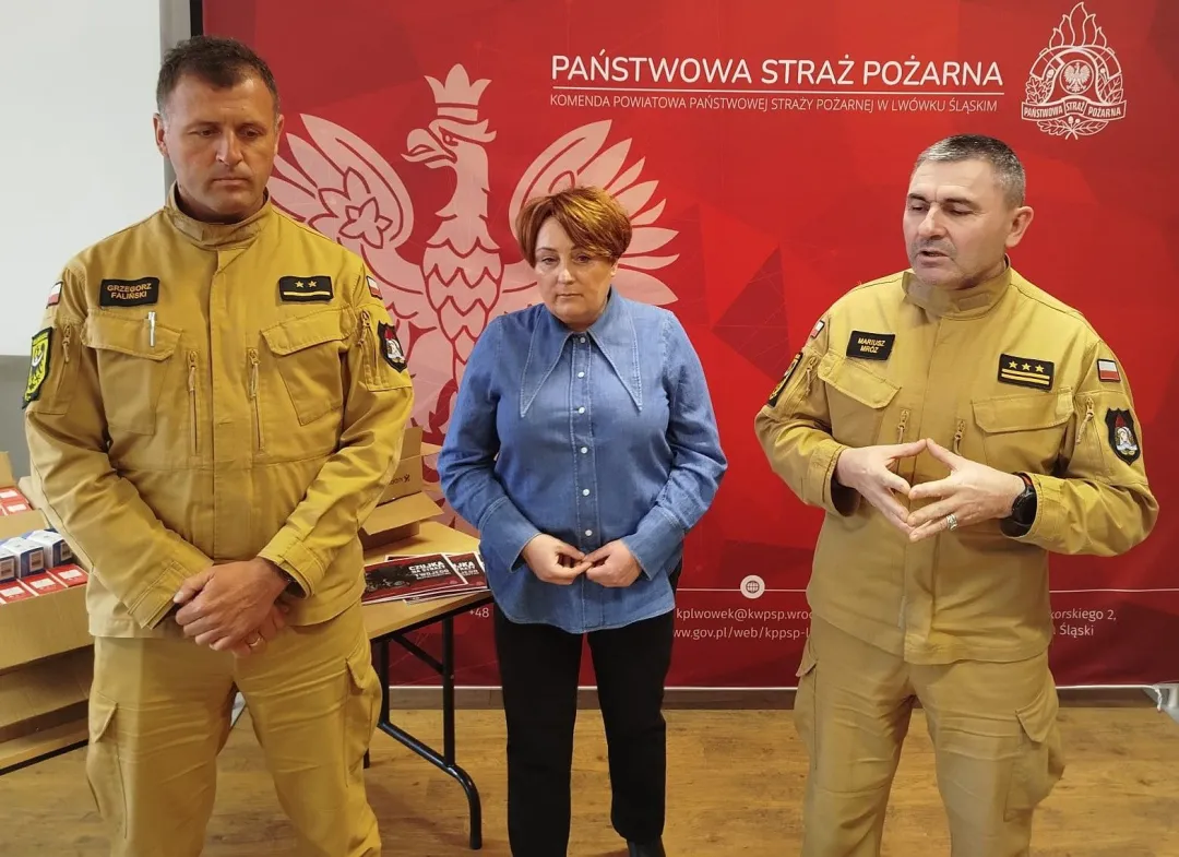 Lwóweccy strażacy przekazali 120 czujek tlenku węgla i dymu