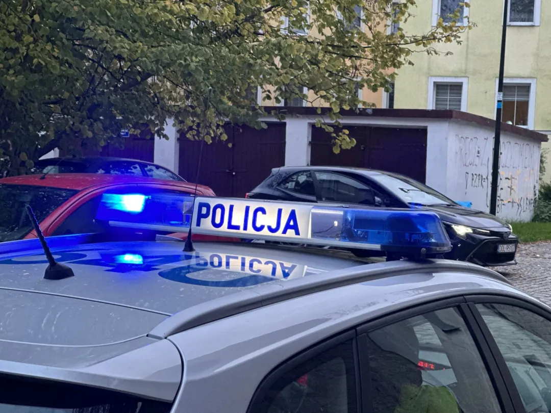5-letnia dziewczynka wypadła z czwartego piętra. W tym czasie opiekował się nią pijany ojciec