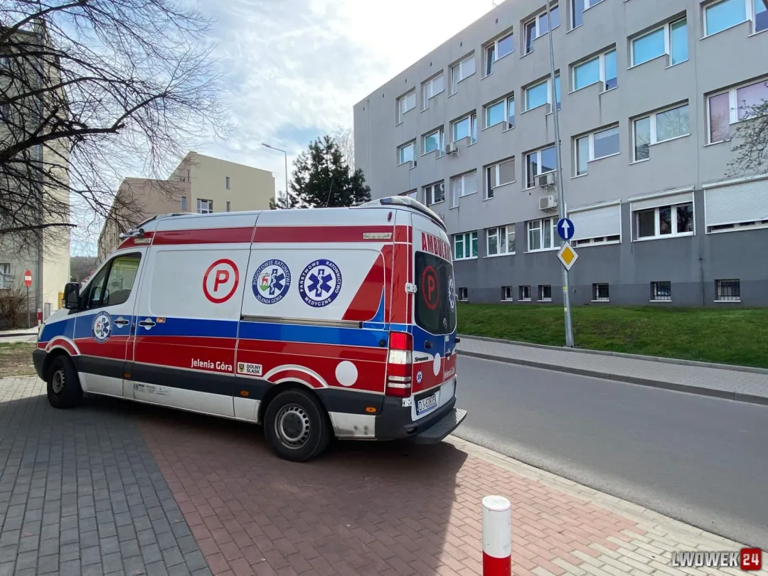 Nieprzytomny mężczyzna przy ulicy w Lwówku Śląskim – interweniowali strażacy