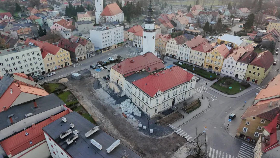 Centrum Mirska zyska nowy deptak i przestrzeń rekreacyjną. Zobacz, jak przebiegają prace