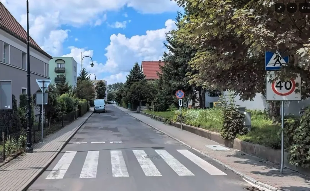 Mieszkańcy mają dość ciężkich pojazdów. Chcą zmian na ul. Jana Pawła II. Złożyli petycję do burmistrza