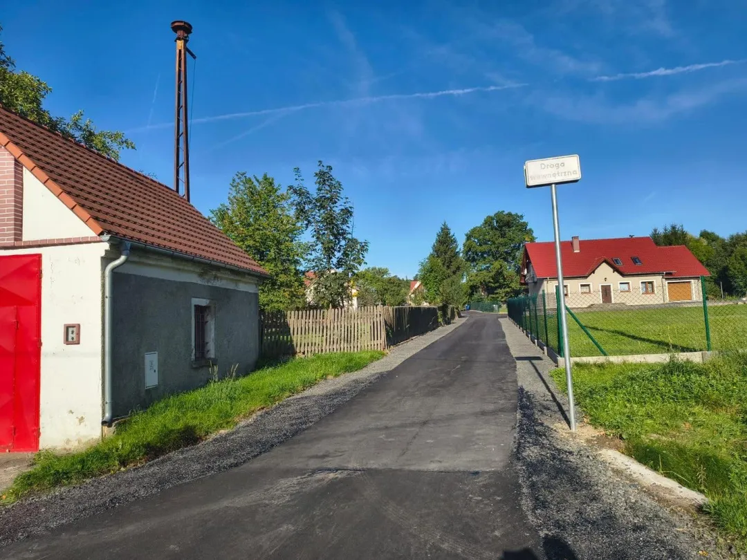 Burmistrz Andrzej Jasiński przekazał dobre wiadomości dla mieszkańców Grudzy. Wyremontowano kolejne drogi