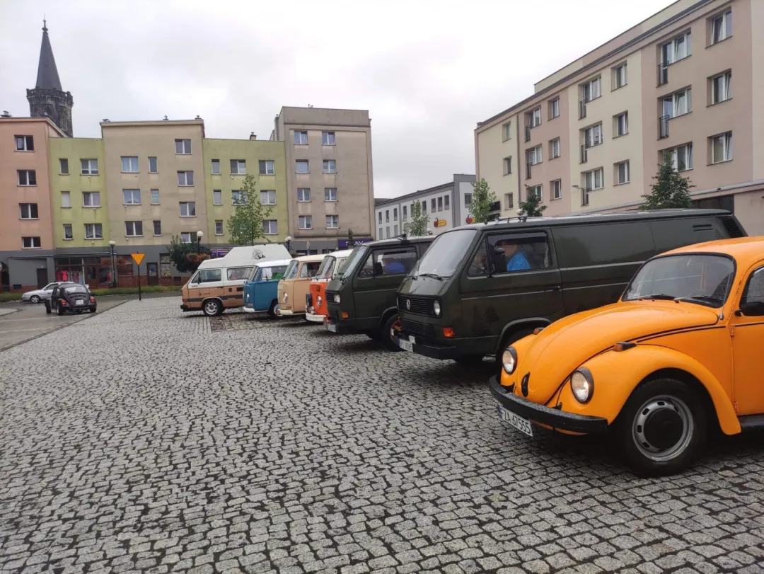 Zlot starych samochodów na lwóweckim rynku.
