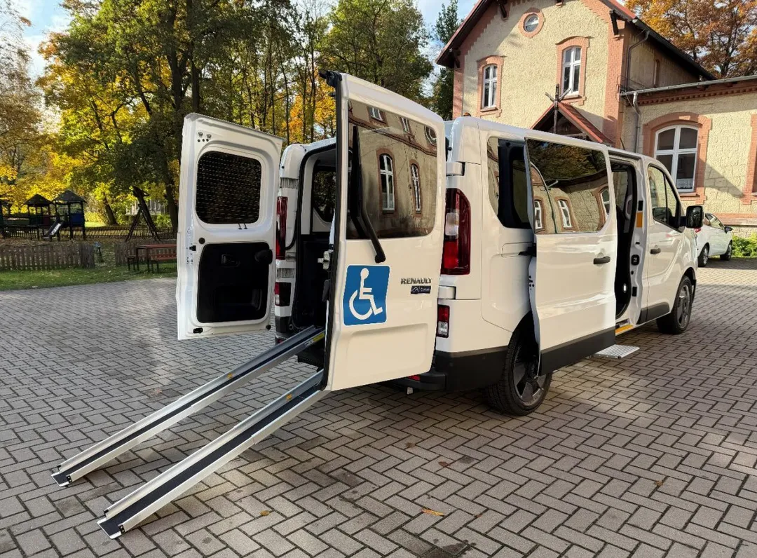 Nowy mikrobus dla uczniów ZPEW w Lwówku Śląskim. Powiat przeznaczył na zakup 210 tys. zł