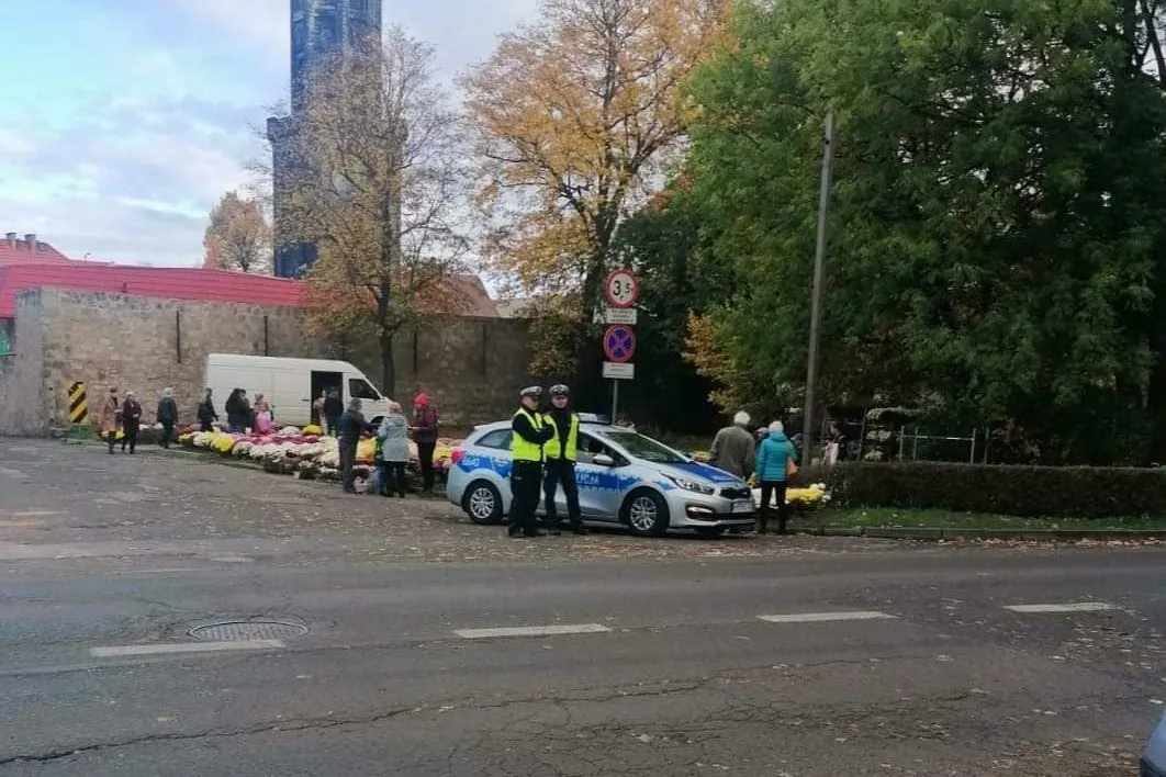 Akcja Znicz: policjanci dbają o bezpieczeństwo przy cmentarzach