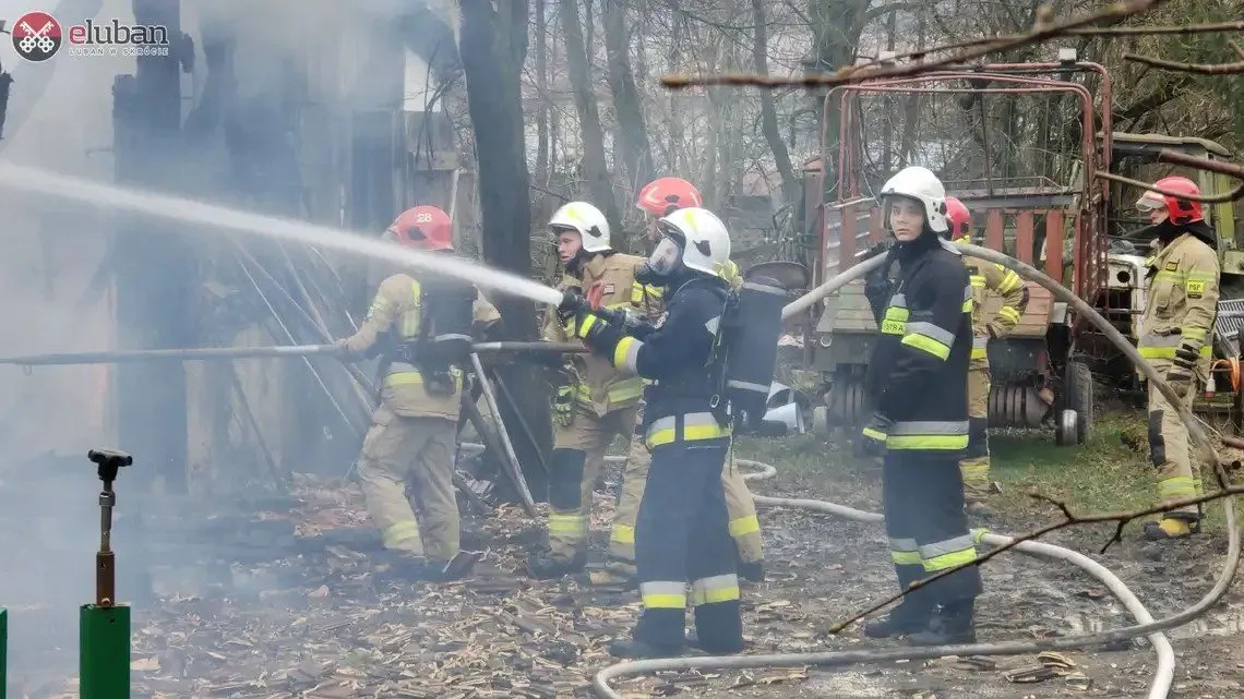 Dramatyczna akcja gaśnicza w Zaciszu. Spłonęły pomieszczenia gospodarcze