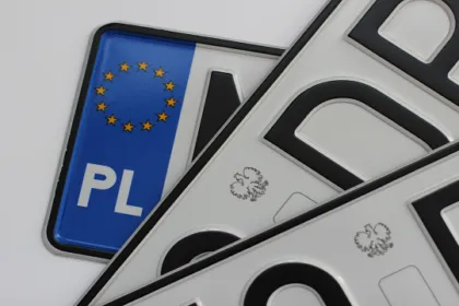Przykręciła tablicę od przyczepki do motocykla, który nie był zarejestrowany. Grozi jej do 5 lat