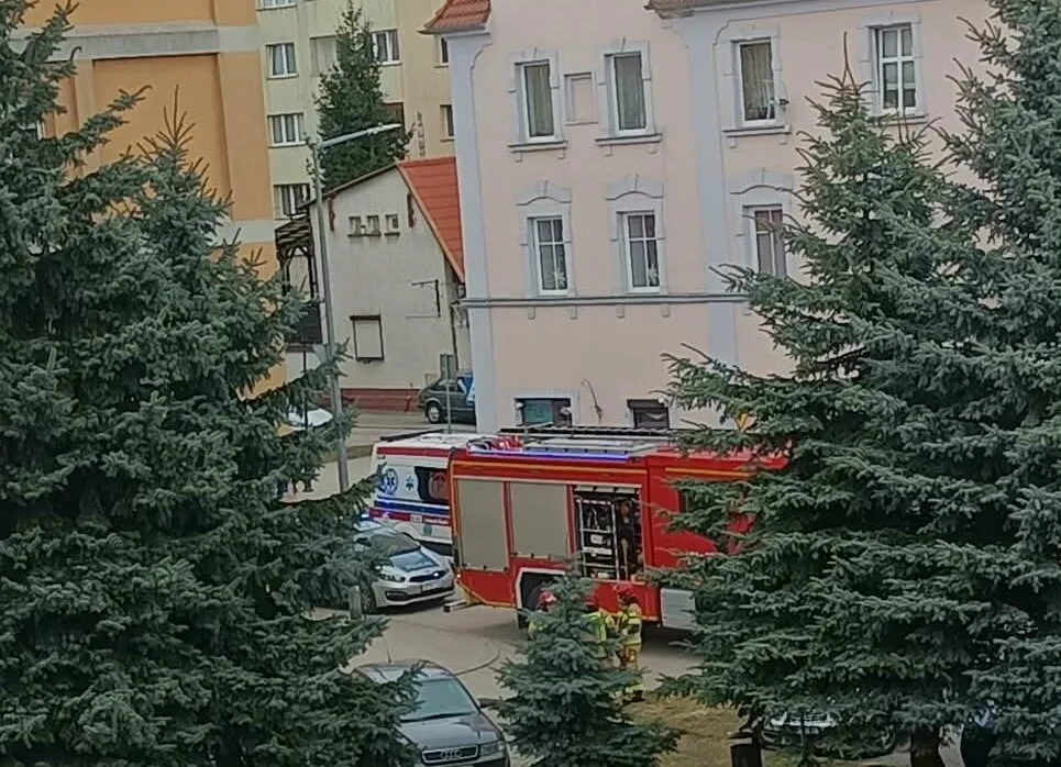 Kobiety szarpały się przy oknie. Jedna chciała skoczyć z trzeciego piętra. Co wydarzyło się przy ulicy Krótkiej?