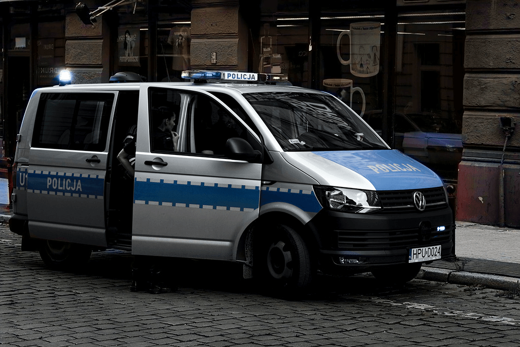 17-latek bez powodu wybił szybę i zniszczył drzwi do apteki