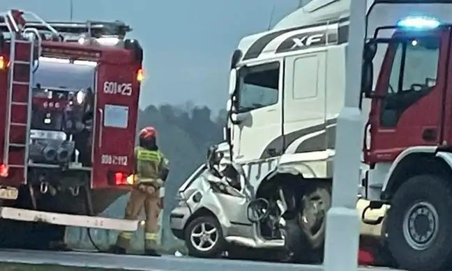 Śmiertelny wypadek na DK94. Kierowca VW uderzył w ciężarówkę, kierowca osobówki nie żyje