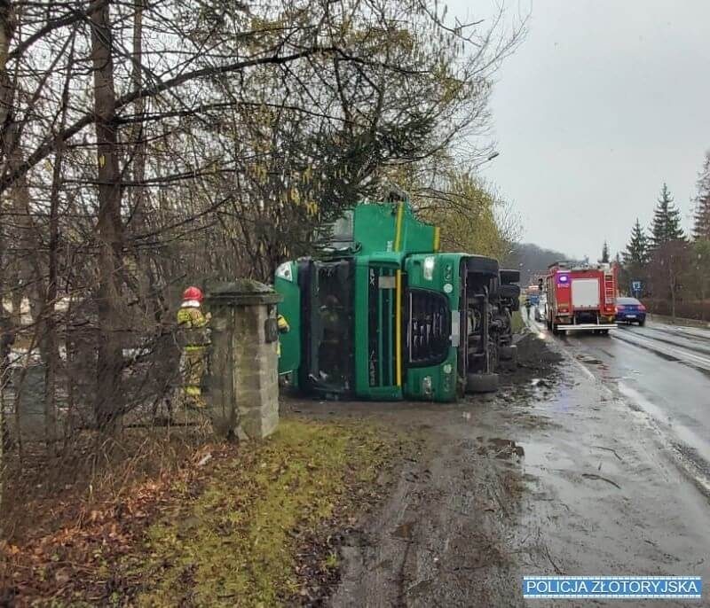 Utrudnienia ruchu na DW364. Samochód ciężarowy w rowie. [Aktualizacja]