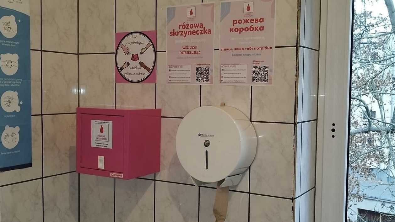 Różowa skrzyneczka w kolejnej z lwóweckich szkół
