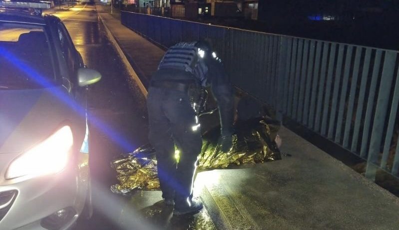 Gryfowscy policjanci pomogli pijanemu mężczyźnie, groziło mu wychłodzenie