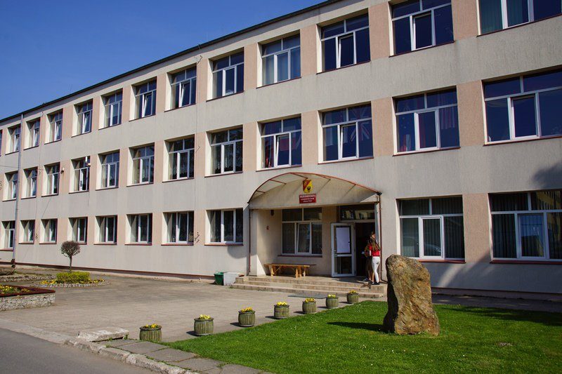 Dyrektor nie wpuścił uczennicy do szkoły, bo miała kolczyk w nosie? Uczniowie mają dość – napisali manifest!