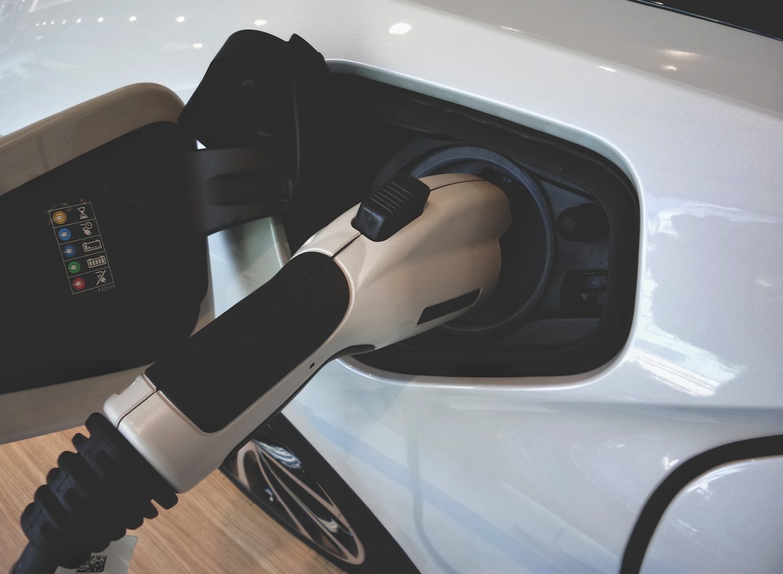 Co powinni posiadać właściciele elektrycznych aut?