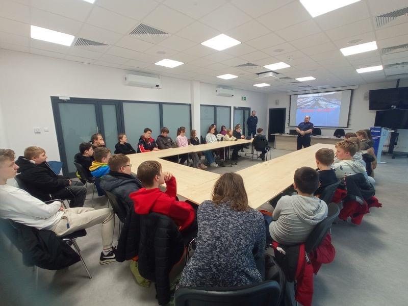 Spotkanie uczniów, policjantów i SOK nt. bezpieczeństwa ferii zimowych.