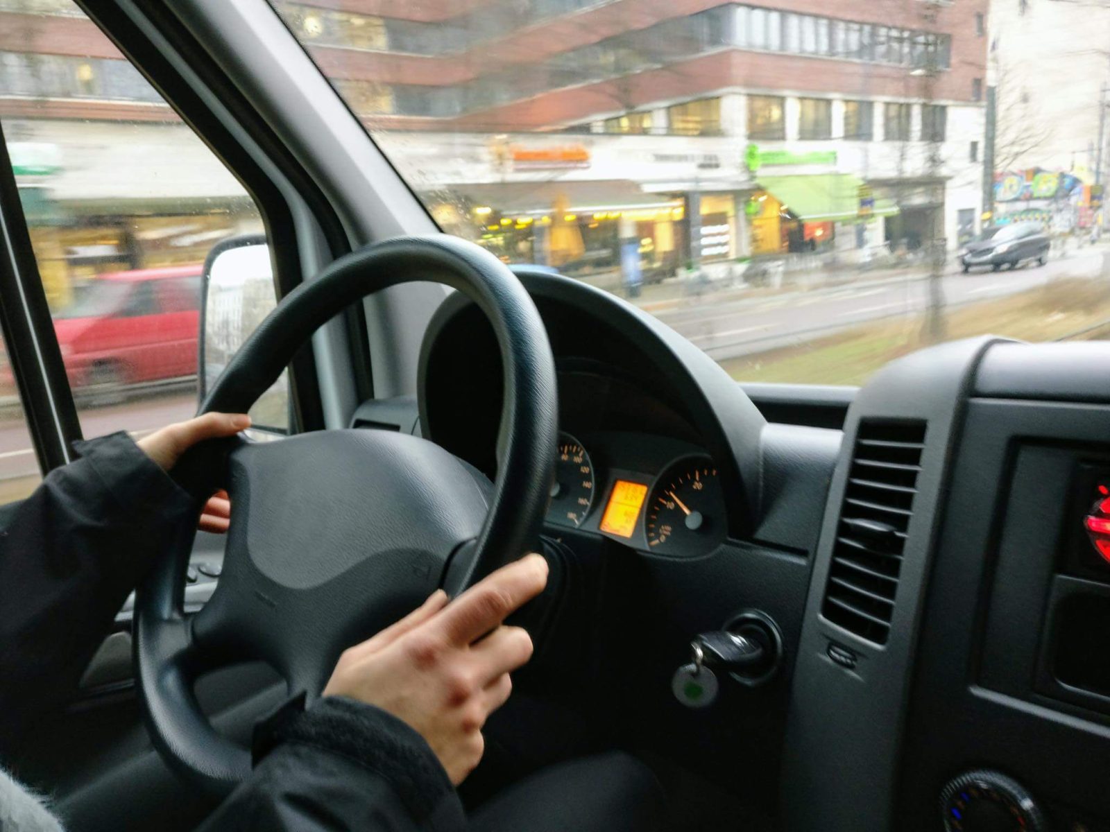 Kobieta uczyła się jeździć samochodem. Potrąciła mężczyznę