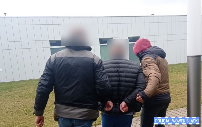 Bili do nieprzytomności, przypalali żelazkiem. Usłyszeli zarzuty [VIDEO]