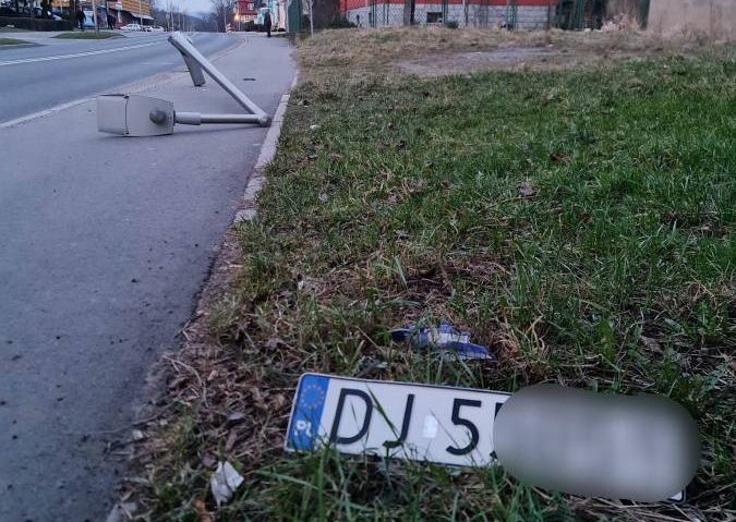 Swoim pojazdem ściął latarnię i odjechał. Zgubił jednak rejestrację