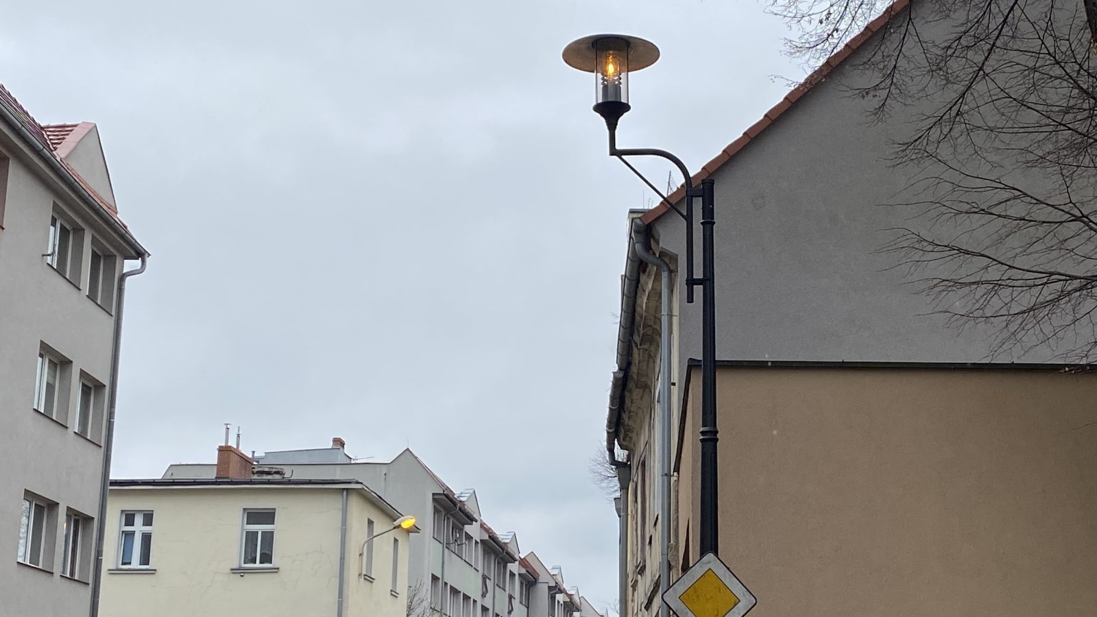 Gdzie możemy zgłosić latarnie świecące w ciągu dnia?