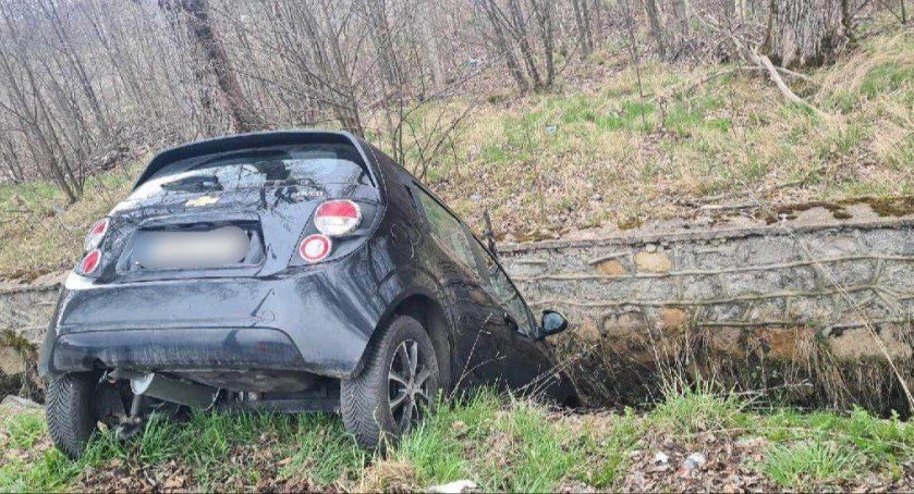 Pomylił wsteczny z jedynką. Wpadł do strumyka