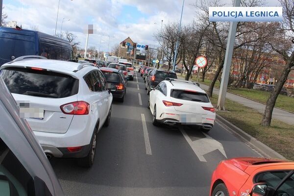 Policjanci przypominają o utworzeniu korytarza życia podczas zdarzeń drogowych.