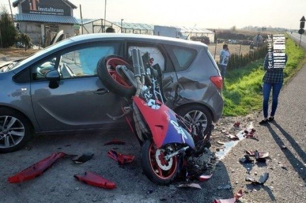 Motocykl wbił się w auto, dwie osoby w szpitalu. Jego kierowca nie miał uprawnień