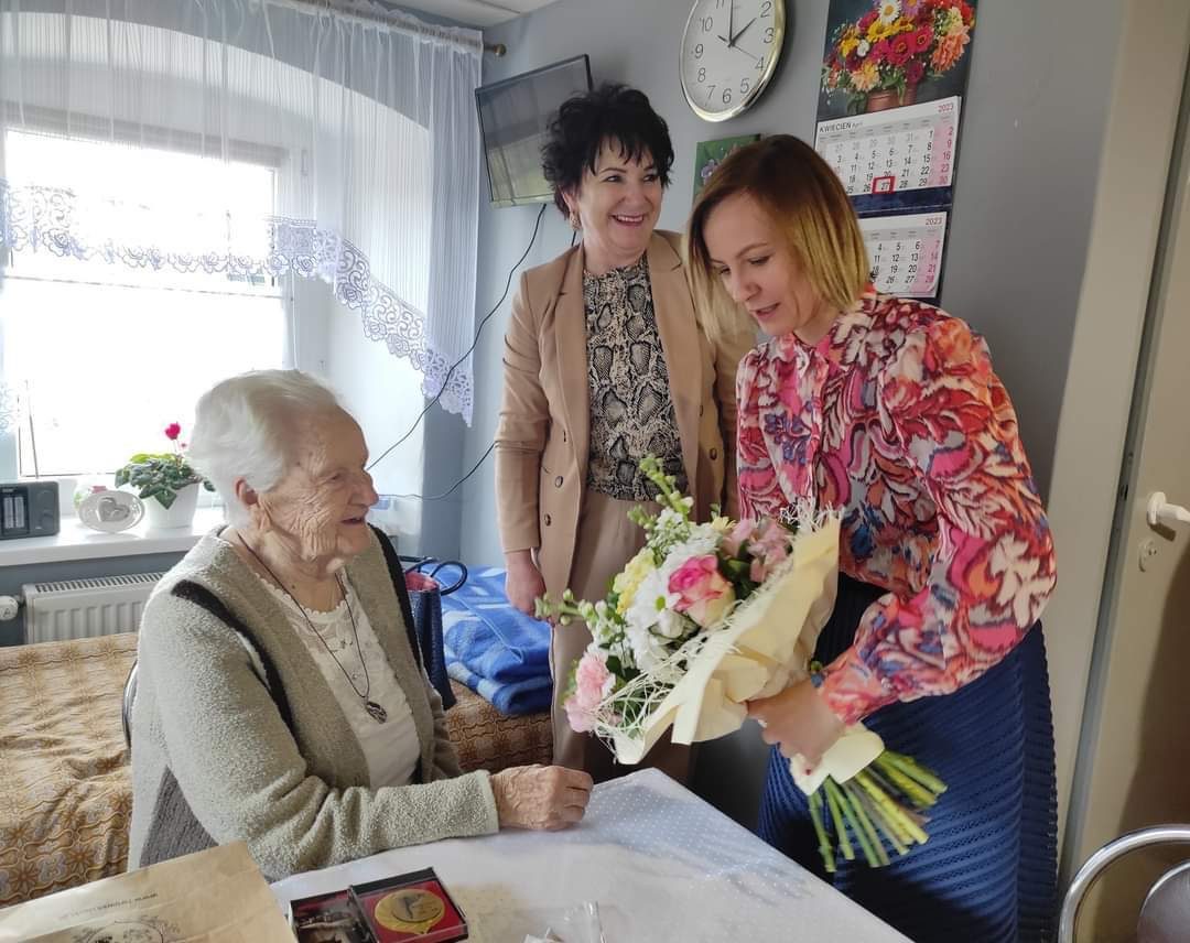 Burmistrz Szczęsna odwiedziła 100-letnią jubilatkę
