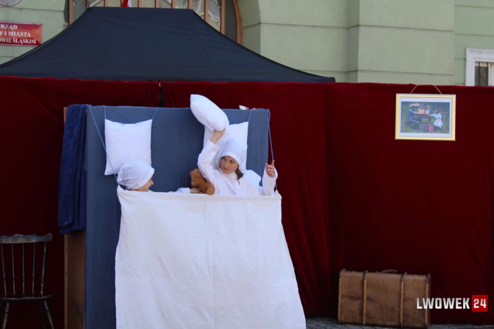 Spektakl teatralny na gryfowskim rynku