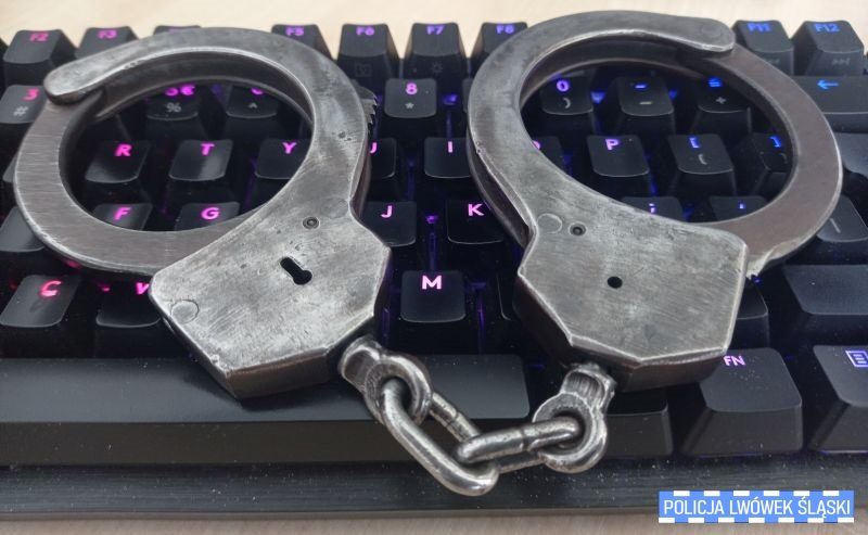 Lwóweccy policjanci zatrzymali internetowego oszusta