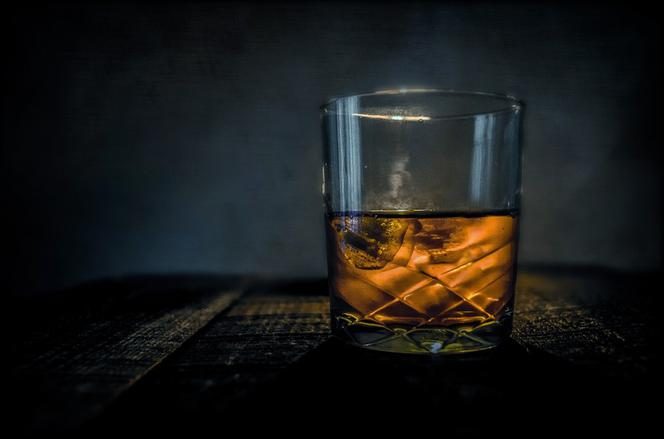 Ukradł 2 butelki whisky za 140 zł. Grozi mu do 8 lat więzienia